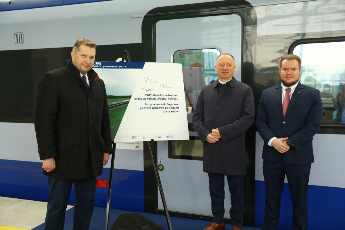 „W polskim systemie oświaty jest 140 tys. dzieci i młodzieży z Ukrainy, w tym 95-100 tys. w szkołach podstawowych, a 22-23 tys. w przedszkolach” – poinformował minister edukacji i nauki Przemysław Czarnek. Podał, że 20 proc. uczniów z Ukrainy jest w oddziałach przygotowawczych.