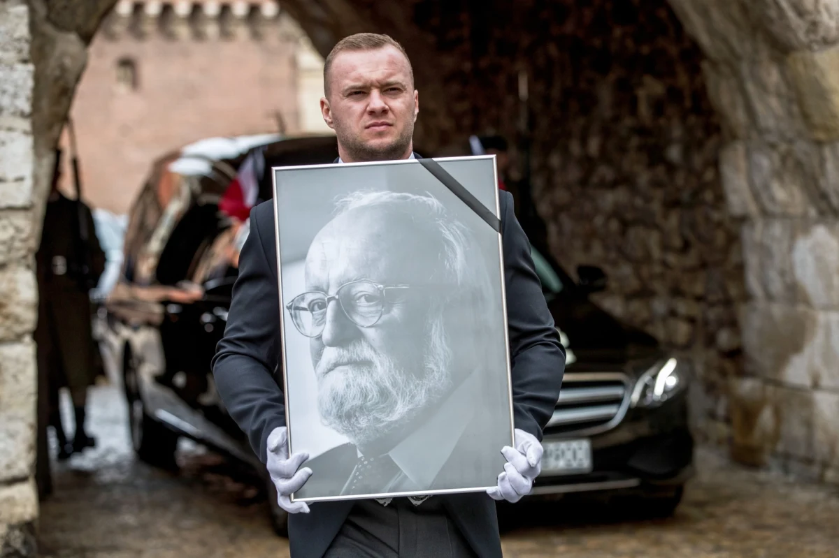 Urna z prochami Krzysztofa Pendereckiego została złożona w Panteonie Narodowym.  Wyzwoloną nutą napisał wolną Polskę. Pisał otwartym sercem, bo je miał - powiedział podczas uroczystości Waldemar Dąbrowski, dyrektor Teatru Wielkiego - Opery Narodowej w Warszawie.

