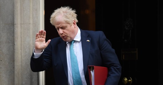 Dwadzieścia mandatów zostanie na razie wystawionych w ramach śledztwa dotyczącego nieformalnych spotkań towarzyskich, które odbywały się w rezydencji brytyjskiego premiera Borisa Johnsona w czasie restrykcji covidowych - poinformowała londyńska policja.