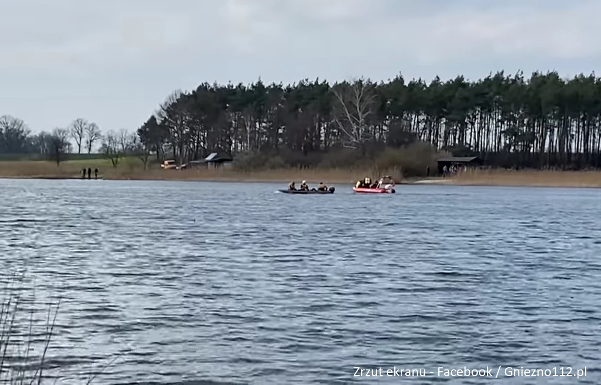 ​Do rozbicia najprawdopodobniej paralotni z kabiną doszło we wtorkowe popołudnie na Jeziorze Kłeckim (pow. gnieźnieński, woj. wielkopolskie). Ratownicy zlokalizowali maszynę znajdującą się około 50 m od brzegu. Według relacji świadków - w środku były dwie osoby. Trwa akcja ratunkowa.