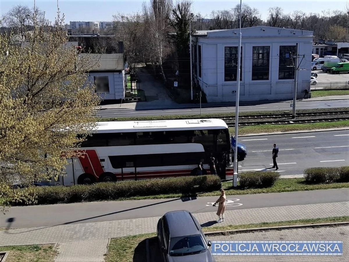 25-latka z Ukrainy zaczęła rodzić w autobusie, którym podróżowali uchodźcy. Kierowca autokaru zatrzymał się przed komisariatem na wrocławskim osiedlu Krzyki i poprosił o pomoc policjantów. Ci pomogli kobiecie, która ostatecznie trafiła do szpitala.