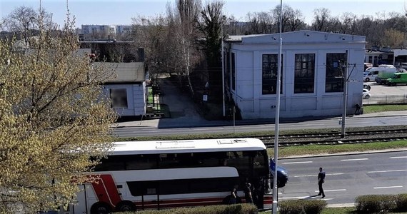 25-latka z Ukrainy zaczęła rodzić w autobusie, którym podróżowali uchodźcy. Kierowca autokaru zatrzymał się przed komisariatem na wrocławskim osiedlu Krzyki i poprosił o pomoc policjantów. Ci pomogli kobiecie, która ostatecznie trafiła do szpitala.