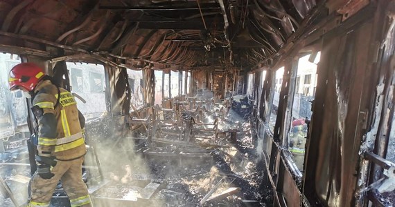 Szybka reakcja pracownika kolei umożliwiła opuszczenie płonącego wagonu przez dwie, uwięzione w nim, osoby. Trzecią ewakuowali strażacy. Do zdarzenia doszło na obszarze Państwowej Straży Pożarnej z krakowskiego Prokocimia.