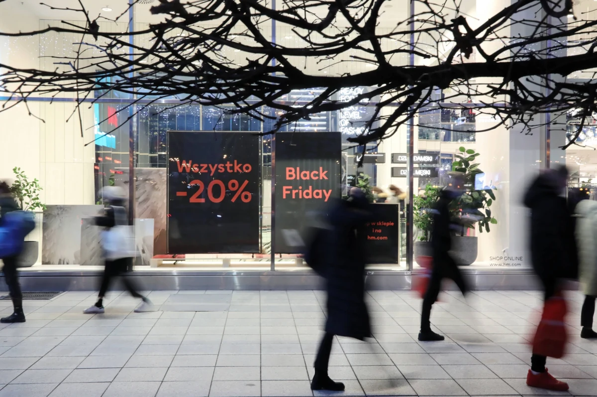 Galerie handlowe zmagają się ze spadkiem obrotów i rosnącymi kosztami – pisze w środę "Dziennik Gazeta Prawna". "Ubiegły rok dawał nadzieję na powrót wyników sprzed pandemii. Od maja wzrosła liczba klientów i w efekcie w ciągu ostatnich ośmiu miesięcy, obroty były takie same jak w podobnym okresie 2019 roku. A to nadal punkt odniesienia dla branży. Zmiany przyniósł początek tego roku. 