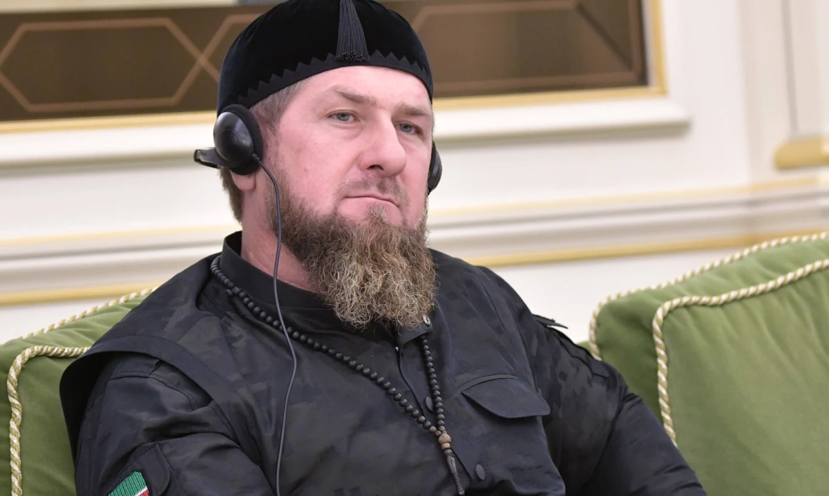 ​Szef czeczeńskiej republiki Ramzan Kadyrow nie jest zadowolony z rozmów pokojowych Rosji z Ukrainą. Podczas przemówienia w Groznym powiedział, że trzeba "jechać do Kijowa i odbić Kijów".  