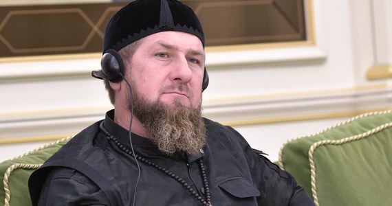 ​Szef czeczeńskiej republiki Ramzan Kadyrow nie jest zadowolony z rozmów pokojowych Rosji z Ukrainą. Podczas przemówienia w Groznym powiedział, że trzeba "jechać do Kijowa i odbić Kijów".  