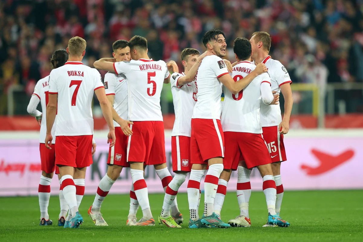 Do mundialu w Katarze pozostało 235 dni. Zanim piłkarze reprezentacji Polski rozpoczną udział w mistrzostwach świata, już w piątek 1 kwietnia poznają grupowych rywali. Natomiast w czerwcu i wrześniu czeka ich łącznie sześć meczów w najwyższej dywizji Ligi Narodów UEFA.