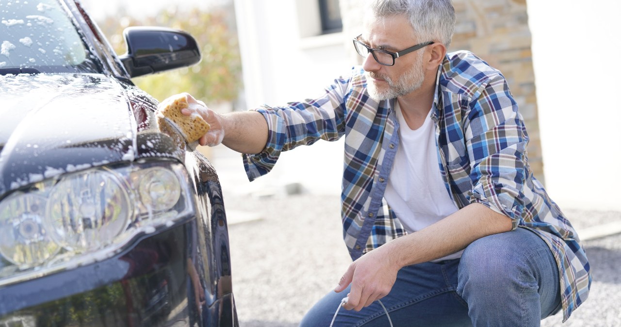 Wyciągnął wiadro i gąbkę, dostał 500 zł mandatu. Tak działa prawo