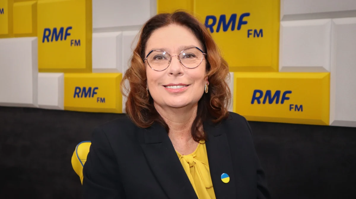 „Jesteśmy poważnym partnerem handlowym Rosji i wiele naszych towarów idzie do Rosji, albo my kupujemy z Rosji i niestety te pieniądze idą na finansowanie uzbrojenia. Marszałek Grodzki nie powiedział niczego, co nie jest prawdą” – tak o słowach marszałka Senatu Tomasza Grodzkiego, który przepraszał Ukraińców za „finansowanie zbrodniczego reżimu” mówiła w Porannej rozmowie w RMF FM Małgorzata Kidawa-Błońska. „Z drugiej strony mamy pana premiera, panów ministrów, którzy wychodzą na mównicę i słyszę w Sejmie od rana do wieczora zdania, słowa, które nie są prawda. Jedni dostają awanse, że od rana do wieczora mówią nieprawdę, a marszałek Grodzki powiedział bardzo bolesną prawdę” – mówiła wicemarszałek Sejmu. 