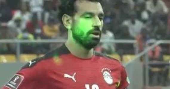 Piłkarze Senegalu wywalczyli awans do piłkarskich mistrzostw świata w Katarze. Awansowali dopiero po konkursie rzutów karnych, eliminując Egipt. Dziś uwaga prasy skupia się  jednak na skandalicznym zachowaniu kibiców, którzy oślepiali egipskich zawodników laserem.  