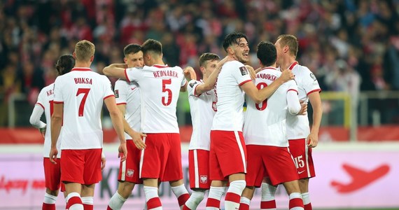 Piłkarska reprezentacja Polski po raz dziewiąty w historii awansowała do mistrzostw świata. W finale barażowym w Chorzowie pokonała Szwecję 2:0. Triumf biało-czerwonych to nie tylko radość i duma, ale też ogromne pieniądze. Za awans na mistrzostwa świata w Katarze biało-czerwoni otrzymają sowitą nagrodę od FIFA.