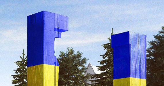 Jest nowy pomysł na olsztyńskie "szubienice" czyli Pomnik Wyzwolenia Ziemi Warmińsko-Mazurskiej. Architekt Radosław Guzowski, który zaprojektował zagospodarowanie placu Dunikowskiego zaproponował, by do czasu podjęcia ostatecznej decyzji okryć monument materiałem w barwach ukraińskiej flagi.

