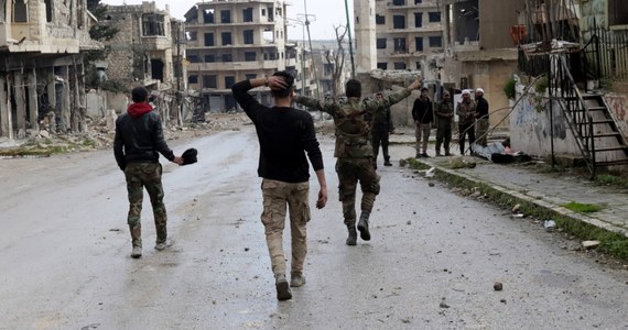 Rosja oferuje syryjskim bojownikom równowartość 5000 funtów (ok. 28 tys. złotych) miesięcznie, by walczyli po jej stronie w wojnie przeciwko Ukrainie - podała brytyjska stacja BBC News, powołując się na jednego z bojowników.