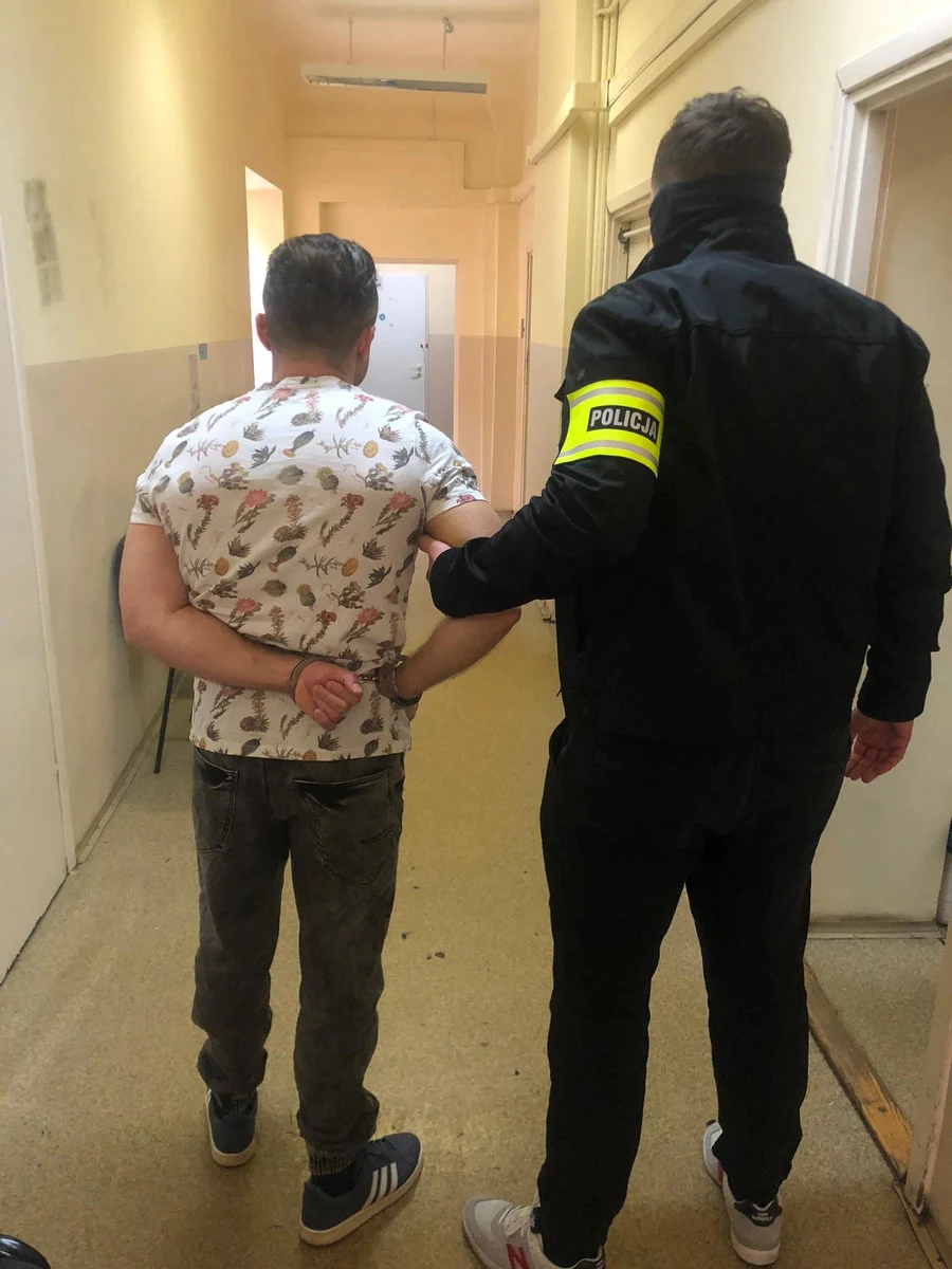 Policjanci zatrzymali 36-latka podejrzanego o ugodzenie nożem mężczyzny przed jedną z kamienic w Krakowie. Zatrzymany ukrywał się i posługiwał przerobionym dokumentem tożsamości. Od niemal dziesięciu lat był poszukiwany listami gończymi do odbycia kary ponad 4,5 roku więzienia.

