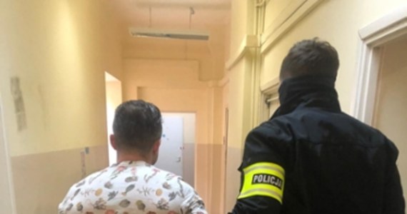Policjanci zatrzymali 36-latka podejrzanego o ugodzenie nożem mężczyzny przed jedną z kamienic w Krakowie. Zatrzymany ukrywał się i posługiwał przerobionym dokumentem tożsamości. Od niemal dziesięciu lat był poszukiwany listami gończymi do odbycia kary ponad 4,5 roku więzienia.

