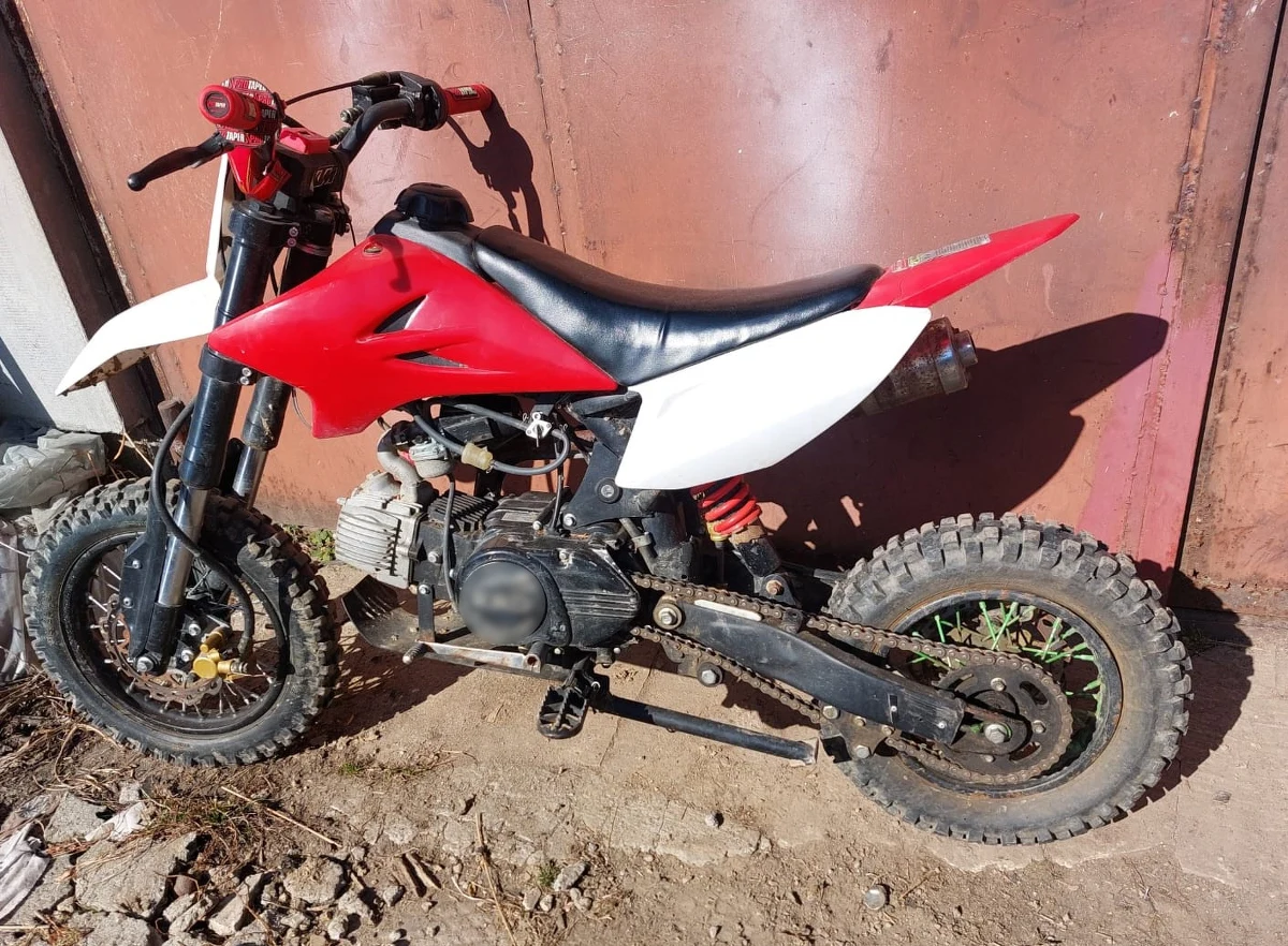 Policjanci z Krynicy-Zdroju nie dali się zwieść sprytnemu złodziejowi - szybko ustalili miejsce ukrycia skradzionego motocykla oraz zatrzymali złodzieja. W efekcie 40-letni tarnowianin usłyszał zarzut kradzieży, a odzyskany jednoślad wrócił do prawowitego właściciela. Złodziejowi grozi nawet do 5 lat więzienia.