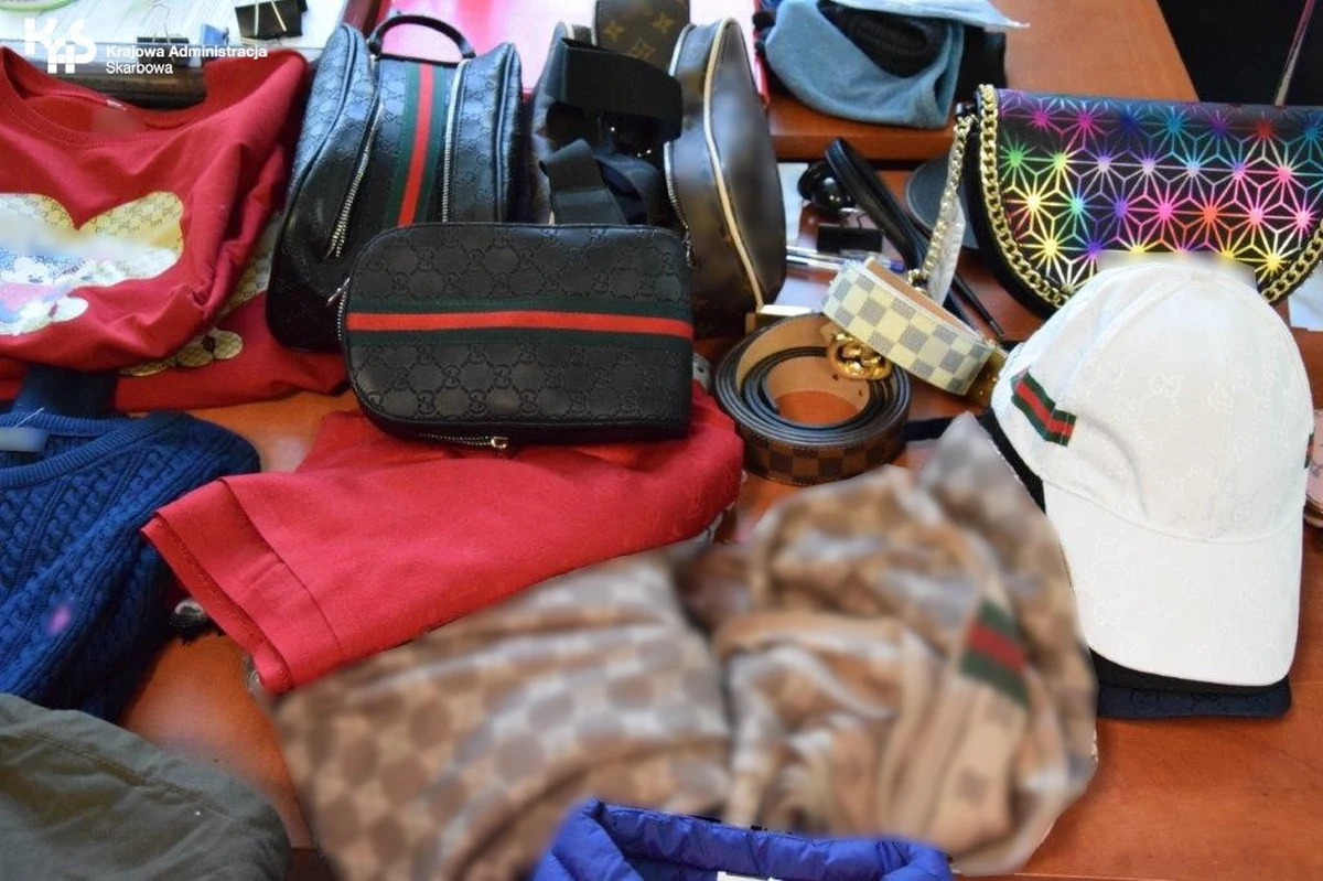 W jednym ze sklepów odzieżowych w Elblągu funkcjonariusze Krajowej Administracji Skarbowej ujawnili odzież i galanterię ze znakami towarowymi znanych marek. Okazało się, że były to podróbki.