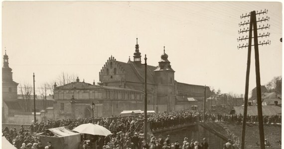 Tradycyjne wyroby rzemieślnicze na straganach, bez "Żydów z pieniążkiem" i wyrobów z Chin, warsztaty dla dzieci oraz koncerty na dziedzińcu klasztoru Norbertanek - tak ma wyglądać tegoroczny odpust Emaus w Krakowie. Po raz pierwszy za organizację wydarzenia odpowiada miasto.

