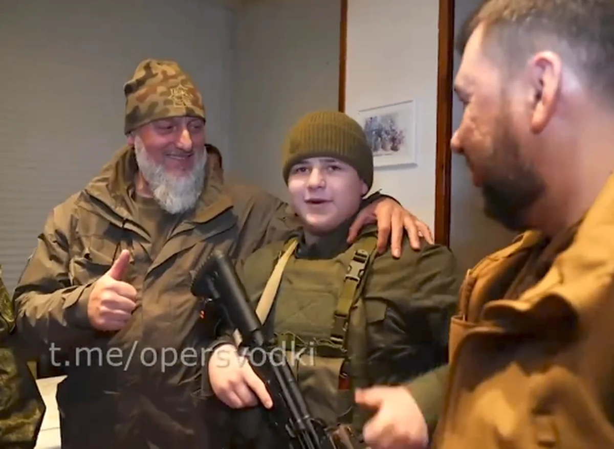 Przywódca Czeczenii Ramzan Kadyrow zabrał 14-letniego syna na wojnę w Ukrainie, a dokładniej do Mariupola - wynika z filmu opublikowanego w sieci. Adam Kadyrow jest na nim uzbrojony od stóp do głów. Jego ojciec mówi na nagraniu, że chłopiec musi poznać "sukcesy i potrzeby towarzyszy broni". 