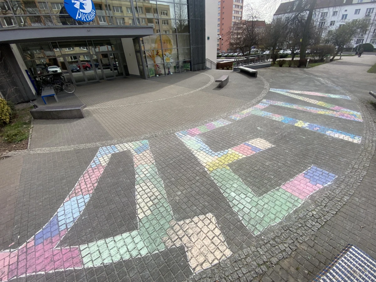 ​To miejsce wymowne, bo odwiedzają je głównie dzieci. Przed szczecińskim Teatrem Lalek Pleciuga pojawił się napis nawiązujący do tragedii zbombardowanego przez Rosjan teatru w Mariupolu w Ukrainie. Pracownicy i mali widzowie kolorową kredą, cyrylicą napisali na chodniku ДЕТИ.