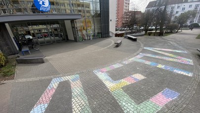 Szczecin: Napis przed teatrem dla dzieci. Nawiązuje do tragedii w Mariupolu
