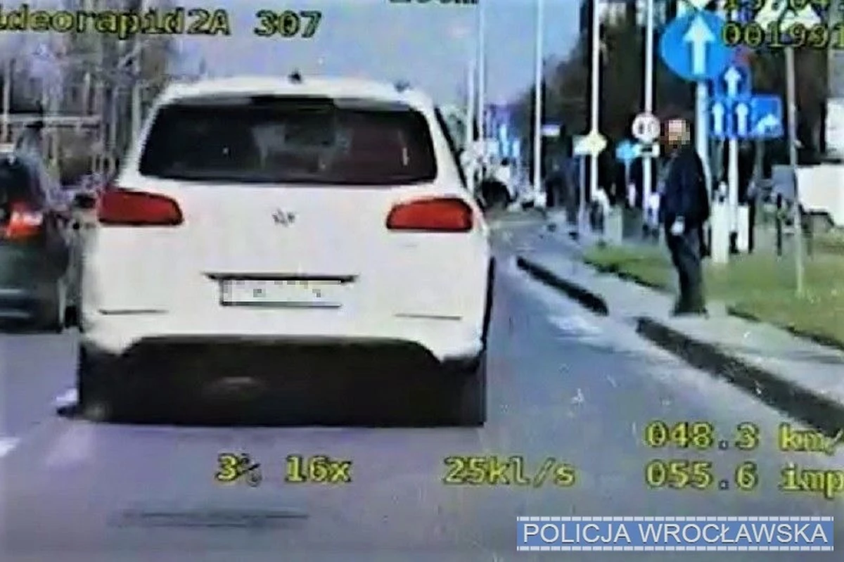 Wrocławska policja zatrzymała kobietę, która wyprzedzała przed przejściem dla pieszych i nie ustąpiła pierwszeństwa pieszemu, który na nie wchodził. 24-latka musi zapłacić 3 tys. zł. mandatu a na jej indywidualne konto trafiło 20 punktów karnych. 