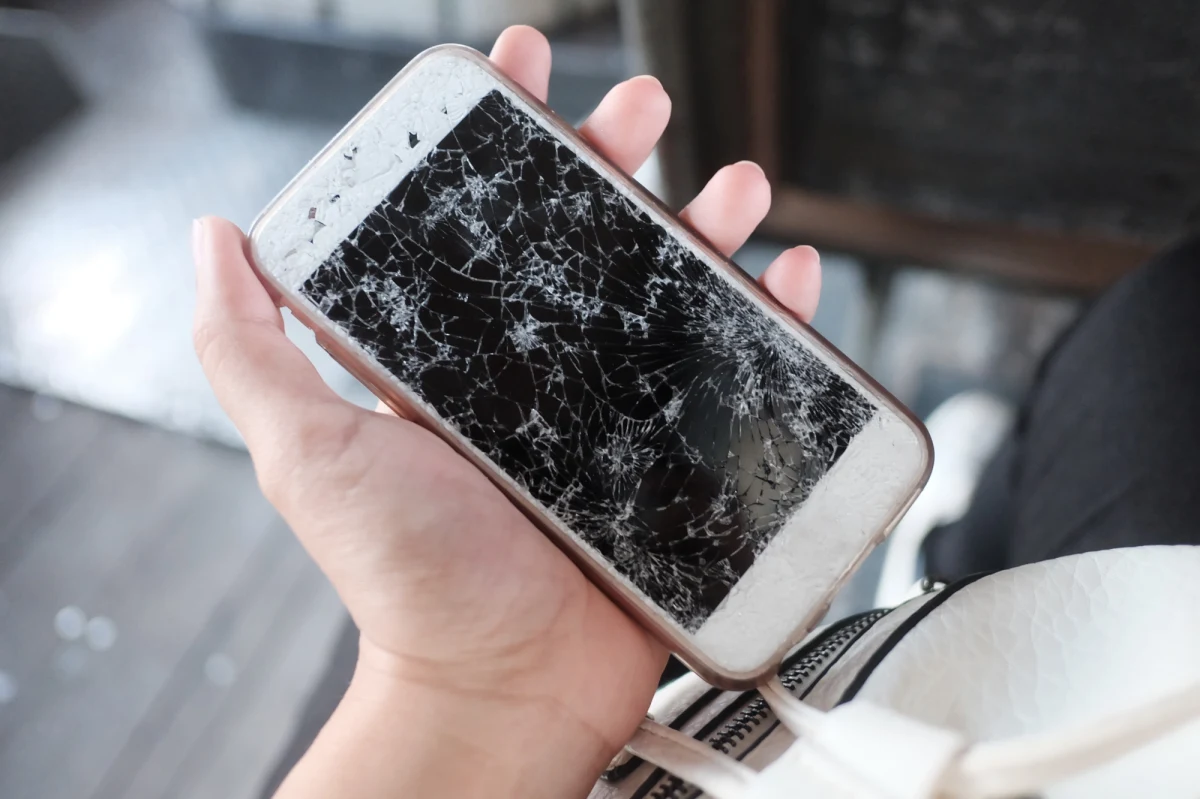 Komisja Europejska ogłosiła nowe zasady zrównoważonego rozwoju. Unijni urzędnicy stawiają na ekonomię zamkniętego obiegu. To oznacza, że smartfony, ubrania, opony i meble będą musiały być trwalsze i łatwiejsze do naprawy oraz recyklingu.