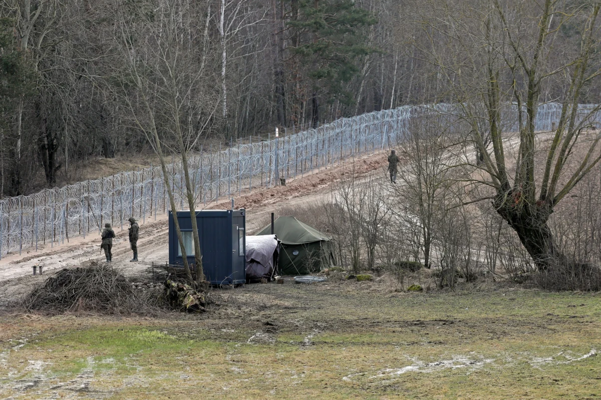 "Służby białoruskie próbują utrudnić budowę zapory na granicy. Kilka maszyn obrzuciły kamieniami, powodując zniszczenia na 30 tys. zł. Ostatniej nocy uszkodzony został element konstrukcji bariery. Nie wpływa to jednak na tempo prac" - podkreśliła rzeczniczka straży granicznej por. Anna Michalska.