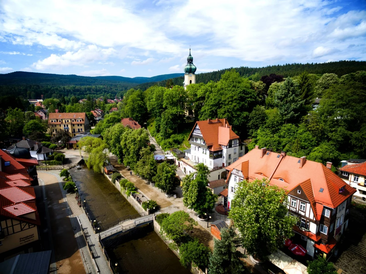 Dziesiątki uchodźców z Ukrainy znalazły schronienie w uzdrowiskach na ziemi kłodzkiej. Bardzo często nocują w pensjonatach i hotelach. Samorządowcy nie kryją obaw, że wraz z początkiem sezonu turystycznego, część właścicieli takich miejsc może zwrócić się z prośbą o znalezienie innego miejsca dla uchodźców. Dla niewielkich gmin może to być problem.