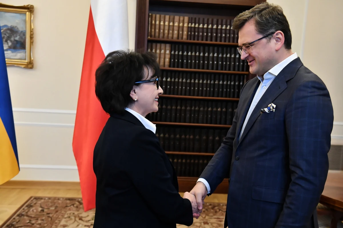"Chcemy, abyście wy, Polacy, wiedzieli, że Ukraina jest wdzięczna za wszystko, co do tej pory zrobiliście" - mówił minister spraw zagranicznych Ukrainy Dmytro Kułeba po spotkaniach z premierem i marszałkami: Sejmu i Senatu. "Drugie przesłanie jest takie, że tak długo jak trwa wojna, trzeba robić jeszcze więcej" - podkreślił.