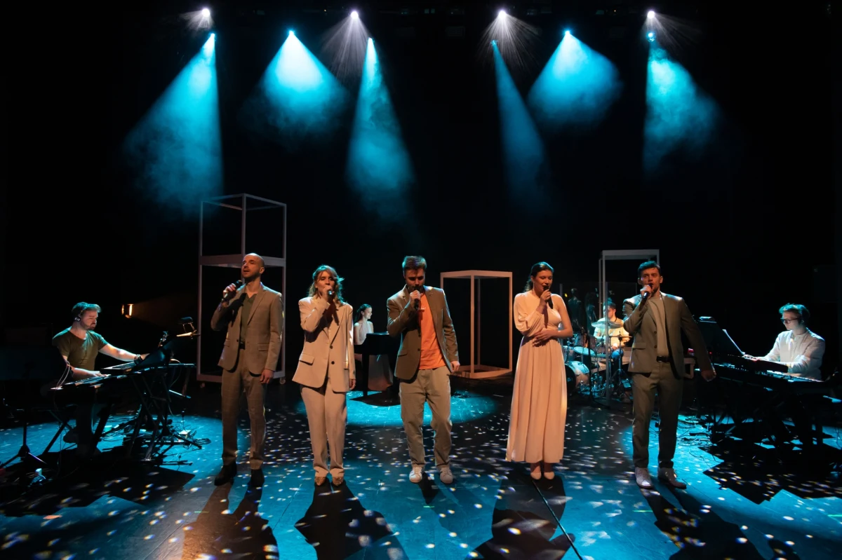 „Piosenki na czas niepokoju” – takim koncertem Teatr Muzyczny w Łodzi w sobotę, 2 kwietnia, otworzy zbliżający się Festiwal OFF-Północna. Na program spektaklu muzycznego złoży się ponad 20 utworów, m.in. "Blowin' in the wind” Boba Dylana, "Yesterday" The Beatles, „Wiosna przyjdzie i tak” z repertuaru Kayah czy „Goodbye/Boom boom” z cyklu „Elegie” Williama Finna.