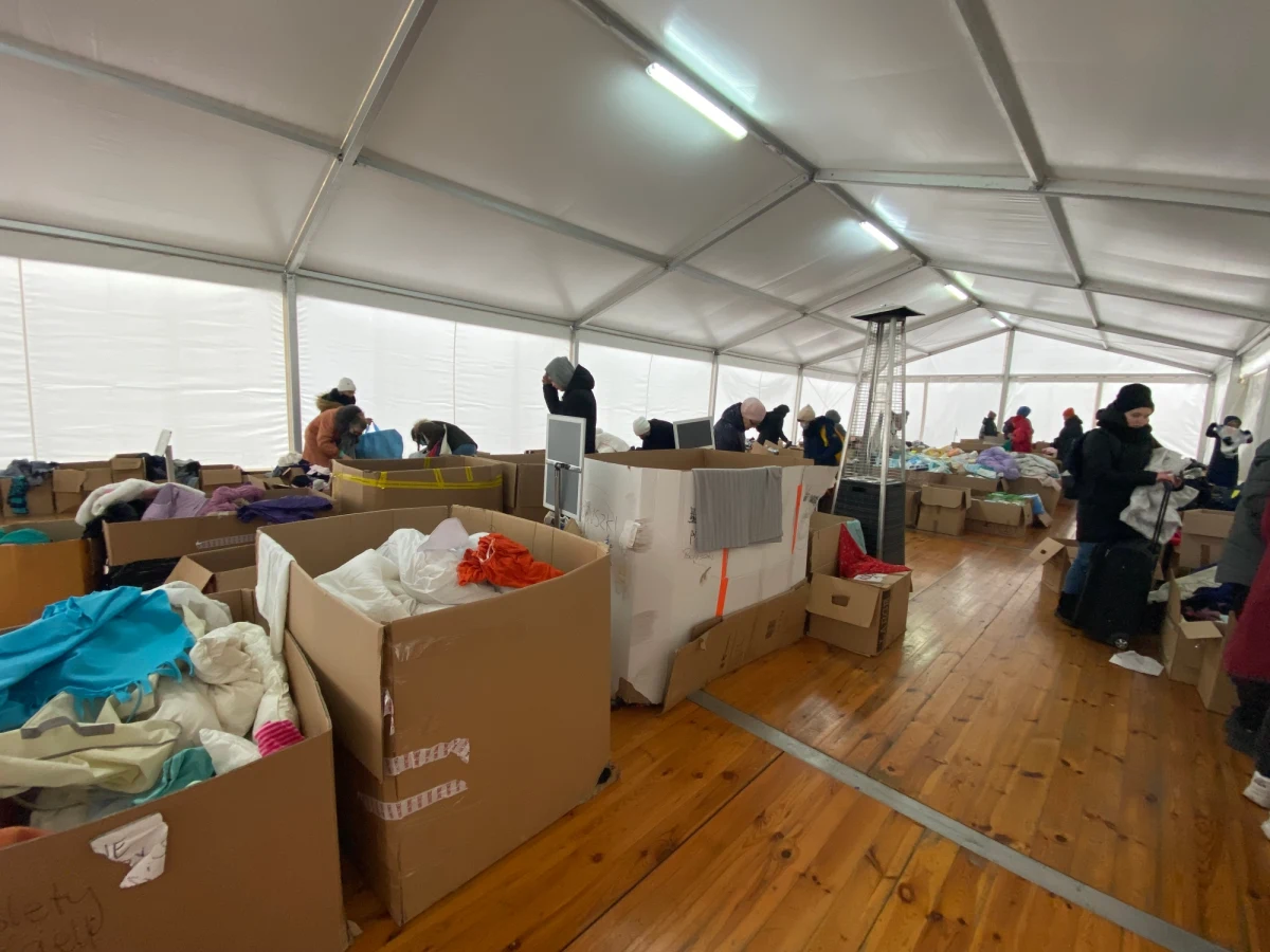 Nawet 1400 osób dziennie zgłasza się po pomoc w białym namiocie, ustawionym przy stadionie Polsat Plus Arena Gdańsk. To centralny magazyn zbiórki "Gdańsk Pomaga Ukrainie". Najbardziej potrzeba żywności i środków higienicznych.