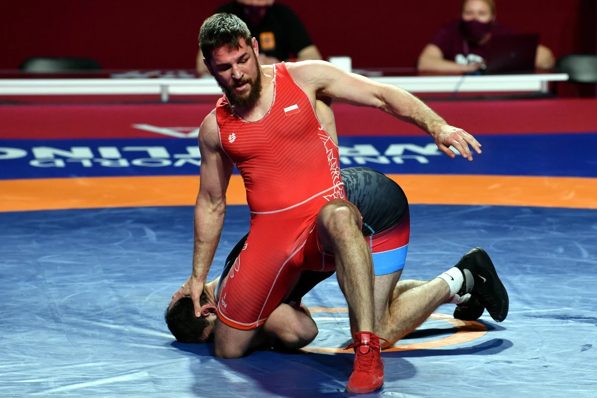 Sebastian Jezierzański pokonał Ivarsa Samusonoksa z Łotwy 6:0 i zdobył brązowy medal zapaśniczych mistrzostw Europy w Budapeszcie w stylu wolnym w kategorii 86 kg. Chwilę później w jego ślady poszedł Robert Baran w wadze 125 kg, który także wywalczył brąz.