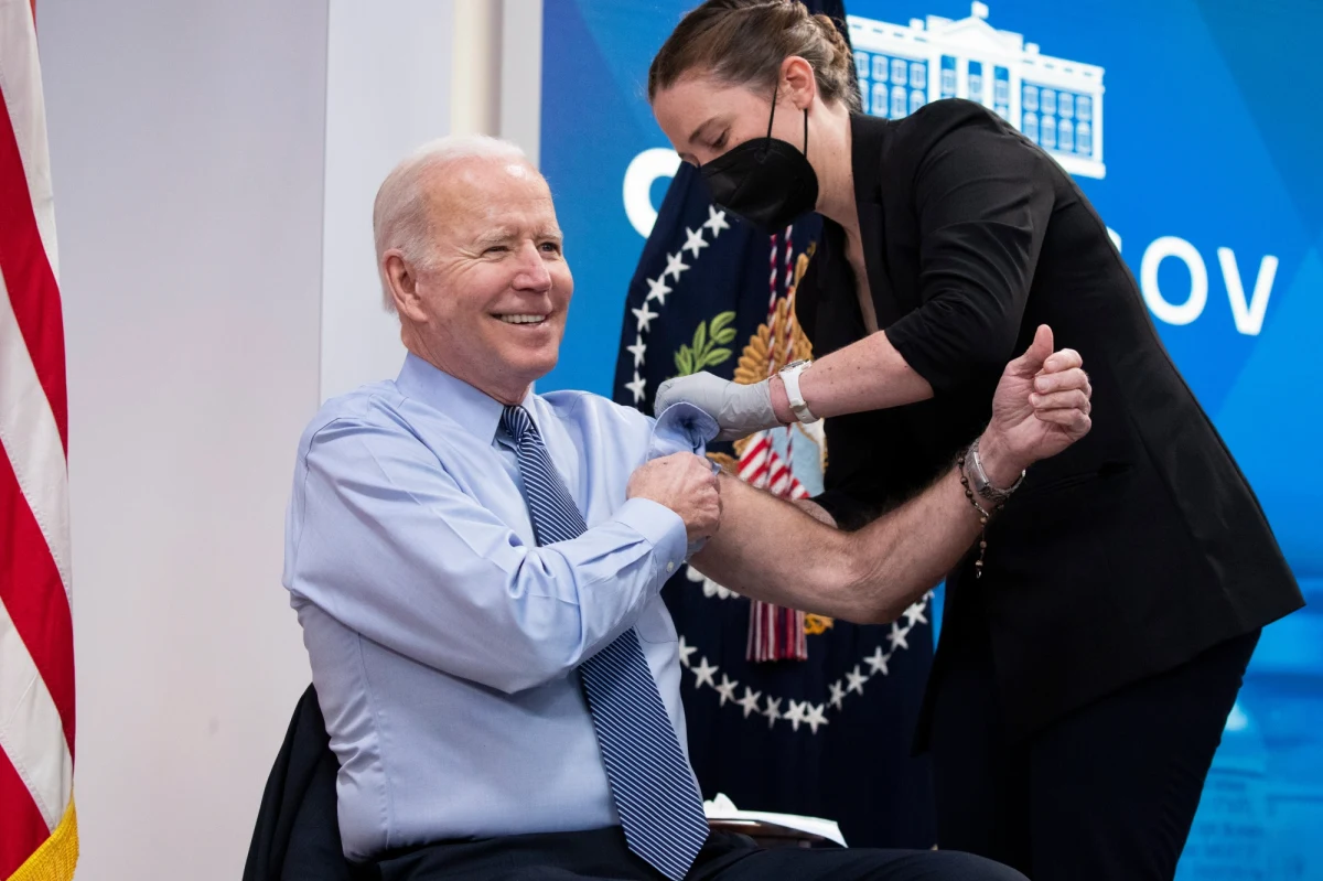 „Pandemia się nie skończyła, ale Covid-19 nie kontroluje już naszego życia” - powiedział w środę prezydent USA Joe Biden, ogłaszając nową fazę pandemii. Przyjął też na oczach kamer drugą dawkę wzmacniającą szczepionki przeciwko koronawirusowi.