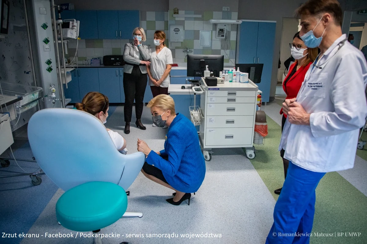 Dzieci z Klinicznego Szpitala Wojewódzkiego nr 2 im. św. Jadwigi Królowej w Rzeszowie miały okazję spotkać się dziś z Agatą Kornhauser-Dudą. Pierwsza Dama spotkała się również z podkarpackimi samorządowcami.