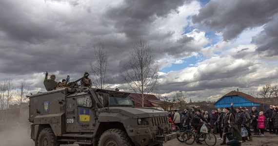 Doradca prezydenta Ukrainy Michajło Podoliak poinformował, że negocjacje Ukrainy i Rosji mogą się zakończyć w ciągu kilku dni. Ukraińska armia dziś przekazała, że nie widzi masowego wycofywania się rosyjskich wojsk spod Kijowa. Z najnowszych zdjęć satelitarnych dowiedzieliśmy się, jak wielkie zniszczenia spowodowali Rosjanie w Irpieniu i Mariupolu. Z kolei amerykanie oszacowali, jakie straty w czasie inwazji ponieśli Rosjanie. Moskwa nie ustaje w swoich żądaniach dotyczących płatności za gaz. Rzecznik Kremla przyznał, że lista towarów, za które Rosja chce otrzymać ruble, mogłaby się rozszerzyć. Tymczasem polski rząd ogłosił szybkie odejście od rosyjskich surowców. W Warszawie doszło też do spotkań szefa ukraińskiej dyplomacji z polskimi politykami. Oto najważniejsze wydarzenia 35. dnia rosyjskiej inwazji na Ukrainę.