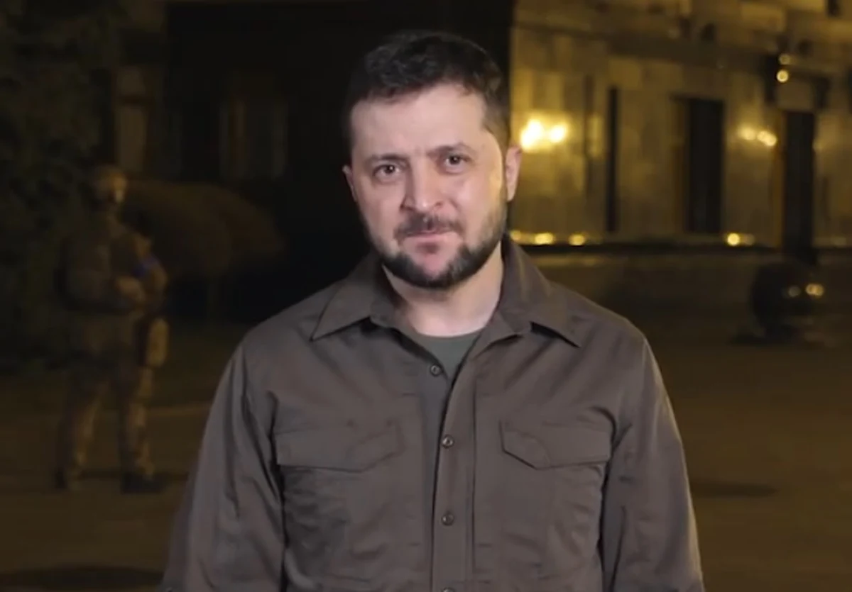 "Nie oddamy niczego. Będziemy walczyć o każdy metr naszego terytorium" - powiedział prezydent Ukrainy Wołodymyr Zełenski w wieczornym przesłaniu do narodu. Zełenski mówił, że zabiega o dostawy broni dla kraju, ponieważ "wolność powinna mieć broń nie gorszą niż tyrania". Poinformował, że wyróżnił odznaczeniami 122 obrońców Ukrainy.