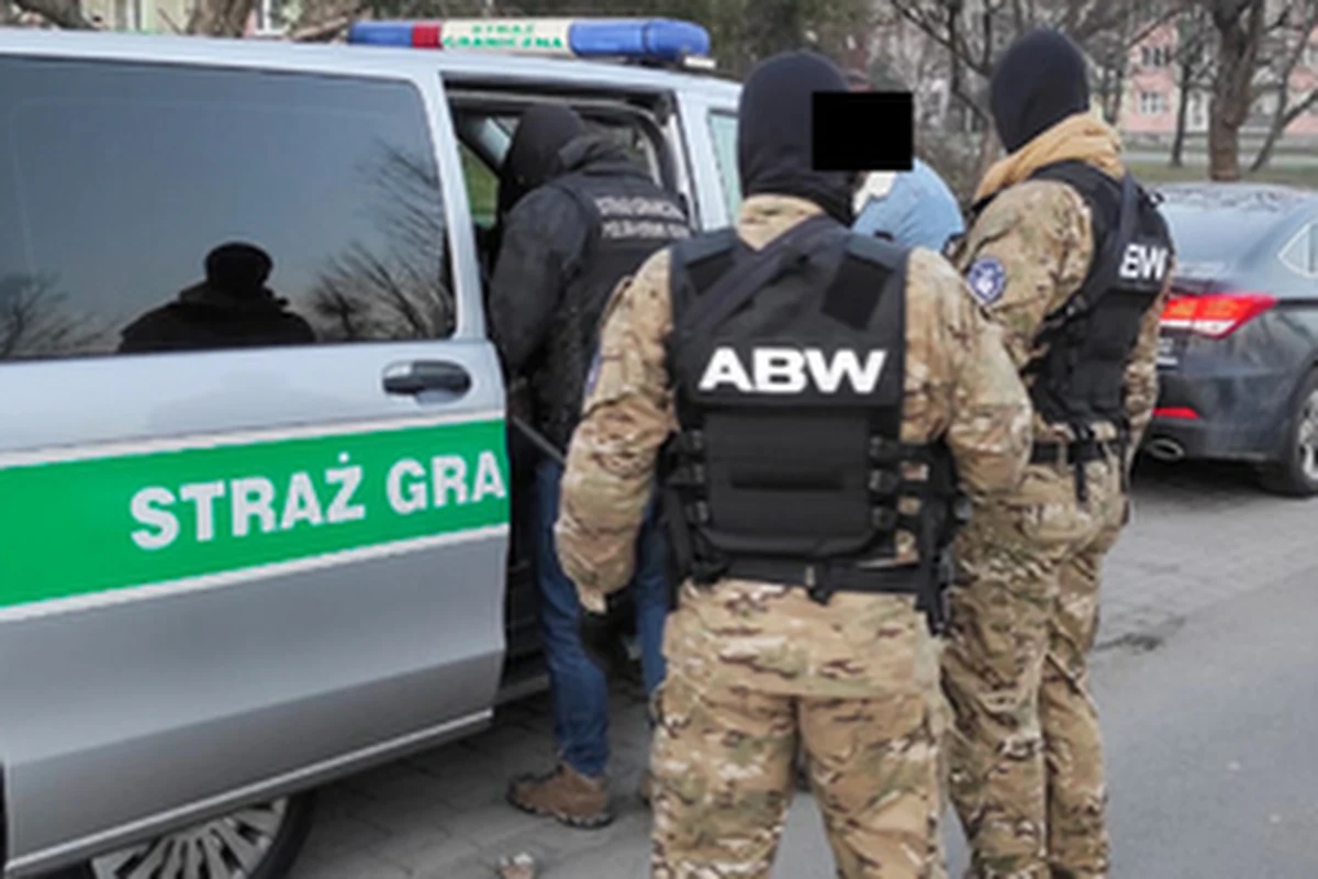 ​Zatrzymanie 12 osób podejrzanych o przemyt narkotyków, obrót nimi oraz produkcję i dystrybucję anabolików - to efekt wspólnych działań funkcjonariuszy Centralnego Biura Śledczego Policji, Karpackiego Oddziału Straży Granicznej, ABW i Prokuratury Krajowej. Wśród podejrzanych są osoby związane ze środowiskiem pseudokibiców różnych klubów sportowych.