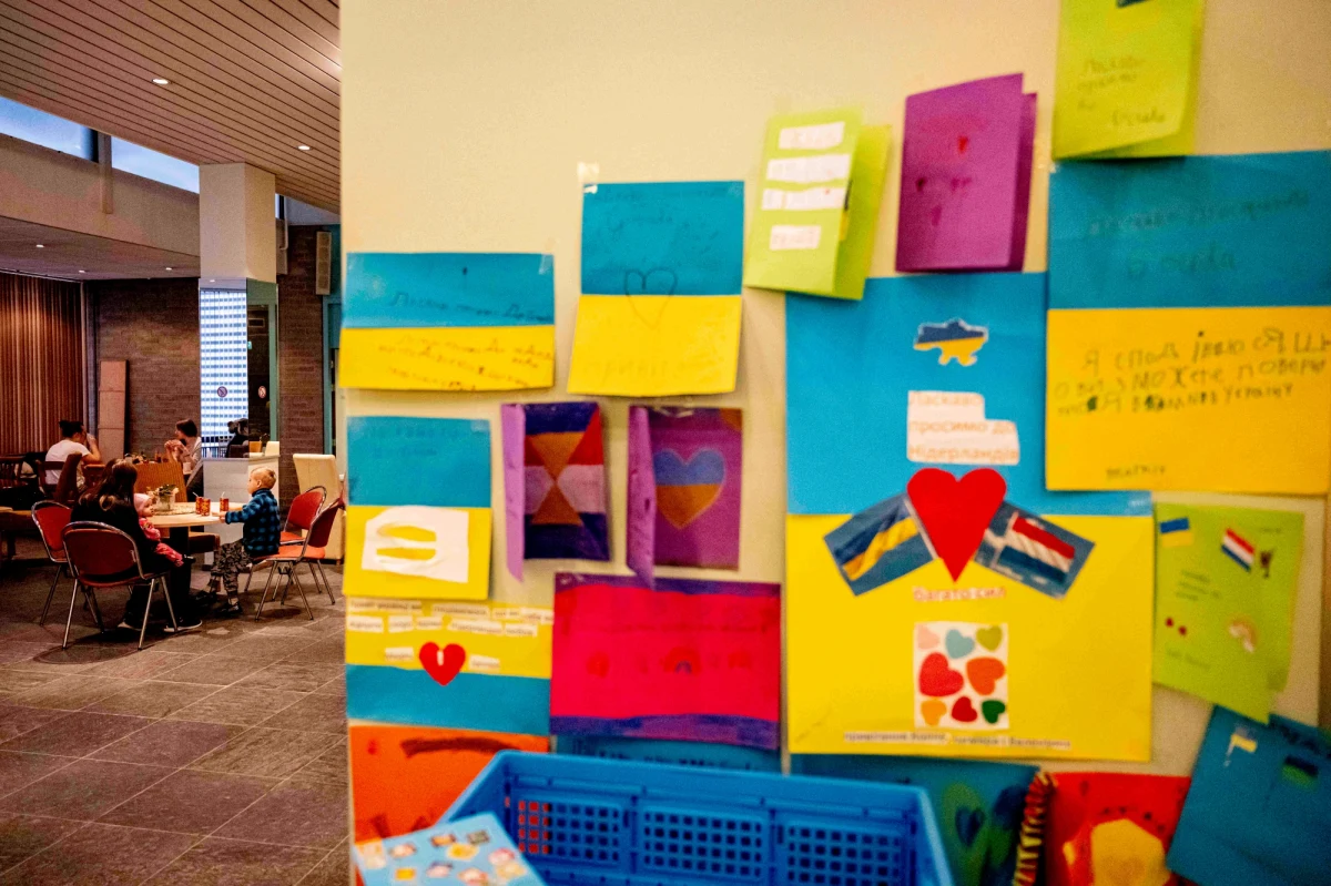 W rosyjskich sklepach z zabawkami pojawiły się czołgi ze znakiem Zorro. Dzieci na apelu w szkołach ustawiają się w kształcie ostatniej litery alfabetu. Sportowcy przyszywają ją do kombinezonów. Świat reaguje na ten znienawidzony symbol alergicznie, tylko nie Rosjanie. Powinienem napisać, że nie wszyscy go akceptują, ale w 144 milionowym kraju protest jest zjawiskiem w granicach błędu statystycznego. Ludzie w większości popierają Putina, co nie oznacza wcale, że pochwalają wojnę. O konflikcie w Ukrainie wciąż niewiele wiedzą. Specjalna operacja militarna to nie to samo, co wojna. 