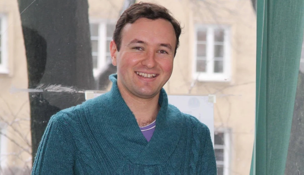 Dzieci z Ukrainy trafiają już do polskich szkół, jednak placówki nie są w stanie stworzyć oddziałów tylko dla cudzoziemców i uczniowie trafiają do klas polskich. “Pierwsze kilka dni są w szoku, bo do tego stresu po doznaniach wojennych i przeprowadzce są wrzucani w obce środowisko językowe, edukacyjne, nie rozumieją co się dzieje, nie rozumieją w większości co do nich się mówi, więc potrzebują od kilku do kilkunastu dni, żeby po prostu odetchnąć” – mówił w Rozmowie w południe w RMF FM Oleksandr Pustovyi, dyrektor Sobotniej Szkoły Ukraińskiej oraz nauczyciel historii w Szkole Podstawowej nr 141 w Warszawie.