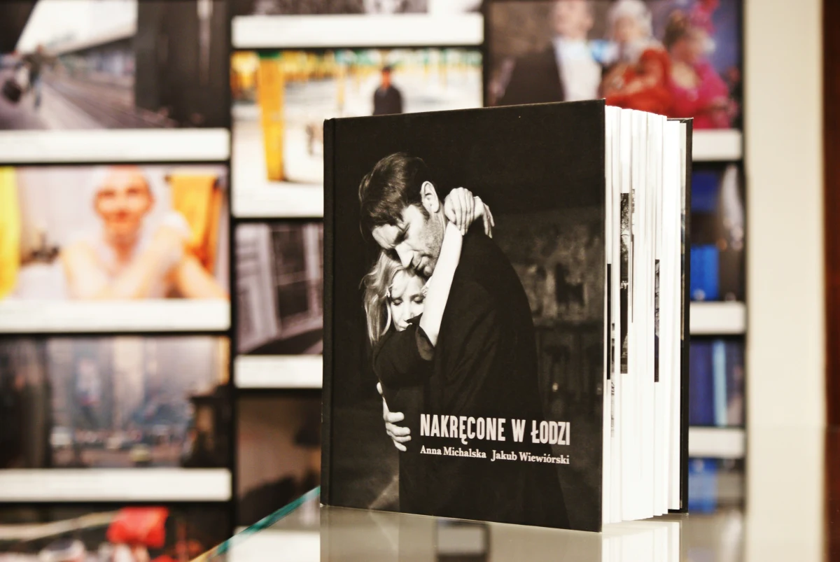 HollyŁódź z perspektywy planów filmowych – o tym opowiada książka pt.: „Nakręcone w Łodzi”. Autorzy opisują ponad 150 filmów fabularnych, które powstały w łódzkich plenerach. W czwartek (31 marca) będzie można osobiście porozmawiać z autorami publikacji: Anną Michalską i Jakubem Wiewiórskim w Wojewódzkiej Bibliotece Publicznej im. Marszałka Piłsudskiego w Łodzi.