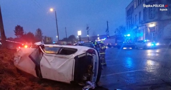 Policja zatrzymała mężczyznę który po pijanemu, jadąc kradzionym autem, spowodował wypadek w Czerwionce-Leszczynach (Śląskie). Ranne zostały w nim trzy osoby. Sprawca, który uciekł, nie udzielając pomocy poszkodowanym, miał dwa sądowe zakazy prowadzenia pojazdów.