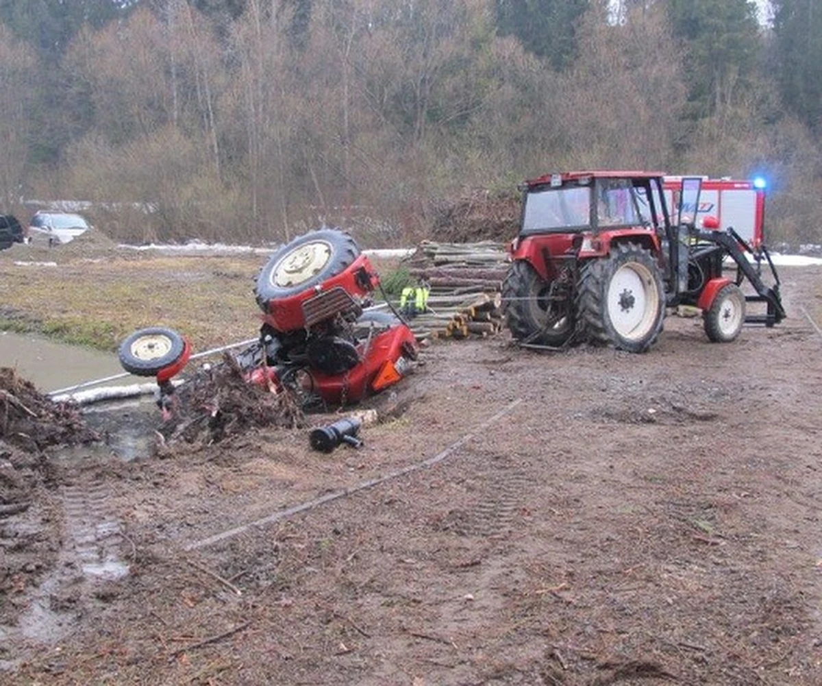 51-letni mieszkaniec Jabłonki w powiecie nowotarskim podczas prac spadł z ciągnika i został przygnieciony przez wywrócony pojazd. Podczas reanimacji poszkodowany odzyskał funkcje życiowe i został przewieziony do szpitala, ale po kilku godzinach zmarł.

