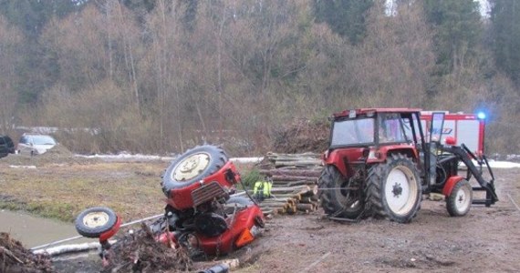 51-letni mieszkaniec Jabłonki w powiecie nowotarskim podczas prac spadł z ciągnika i został przygnieciony przez wywrócony pojazd. Podczas reanimacji poszkodowany odzyskał funkcje życiowe i został przewieziony do szpitala, ale po kilku godzinach zmarł.

