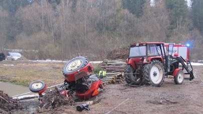 ​Wywrócony ciągnik przygniótł traktorzystę. Mężczyzna zmarł