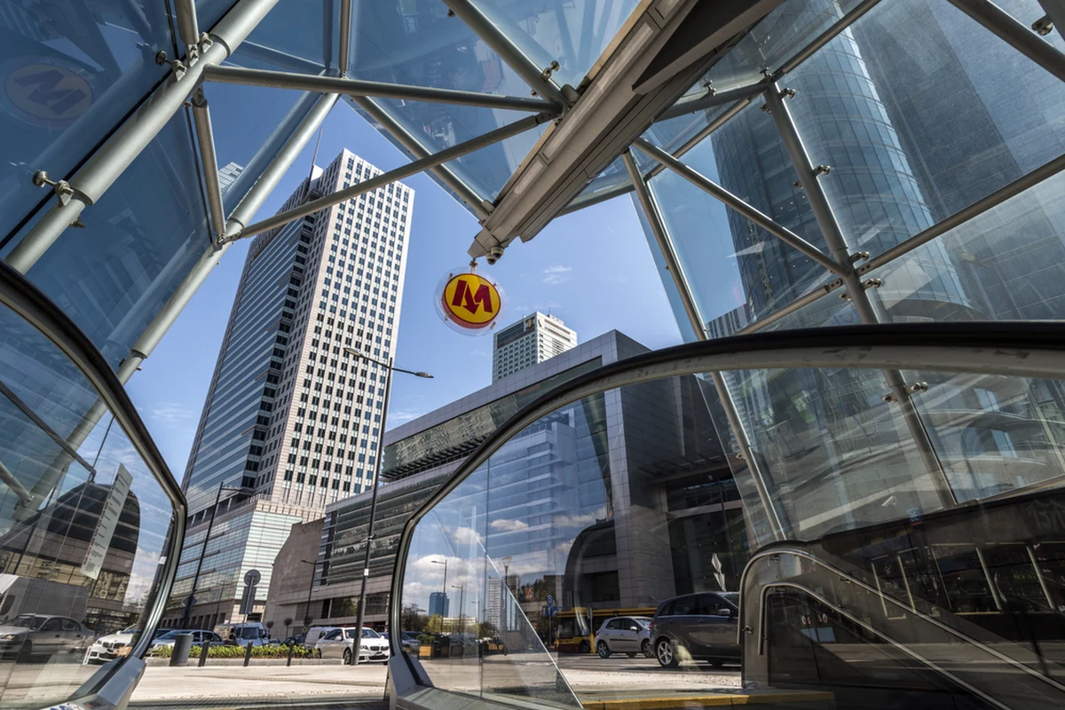 Wykonawca drugiej linii metra na warszawskim Targówku rozpoczyna odtwarzanie jezdni po budowie podziemnej kolei. Na piątek, 1 kwietnia, zaplanował start prac na ulicach Rolanda i św. Wincentego. Oznacza to zmiany w ruchu i kursowaniu autobusów Warszawskiego Transportu Publicznego.