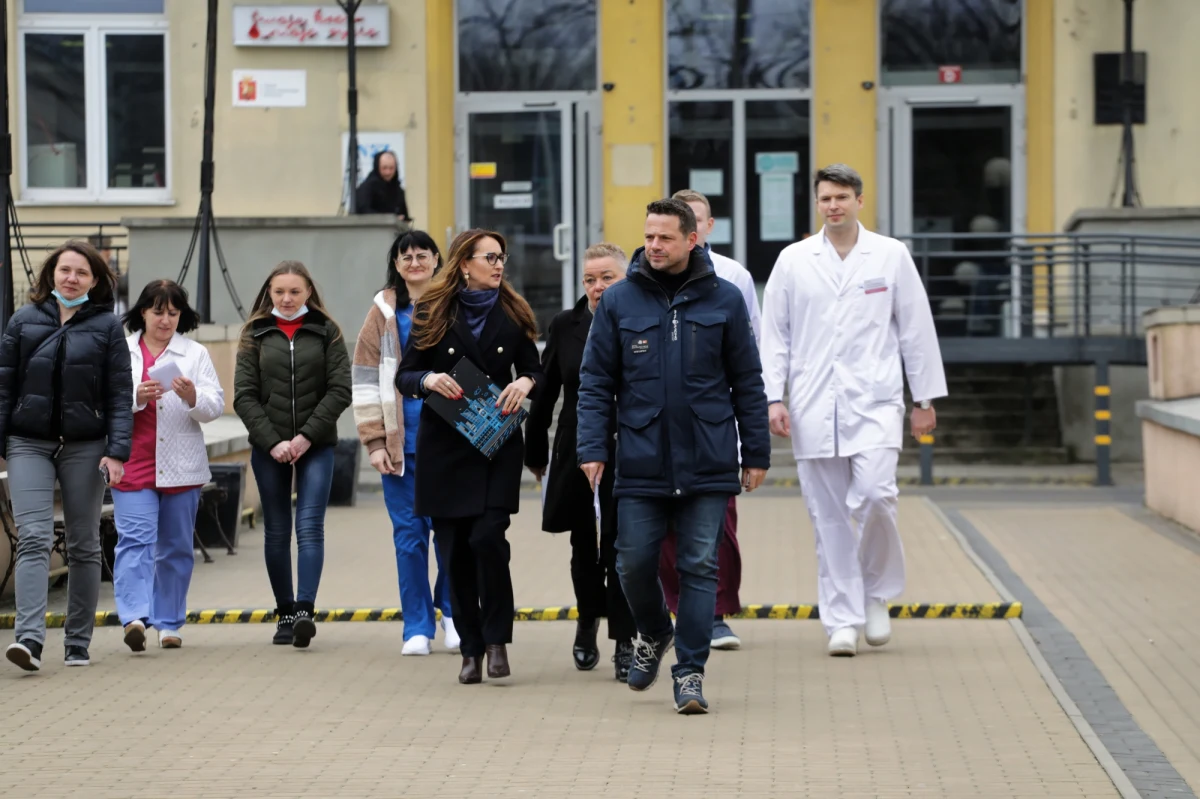 W przychodniach i szpitalach w Warszawie pracuje już ponad 100 medyków z Ukrainy. To m.in lekarze, ratownicy, pielęgniarki i salowe. Rządowa spceustawa dała prawo do zatrudniania naszych przyjaciół z Ukrainy i z tego korzystamy  - mówił na konferencji przed Szpitalem Bielańskim prezydent stolicy Rafał Trzaskowski.

