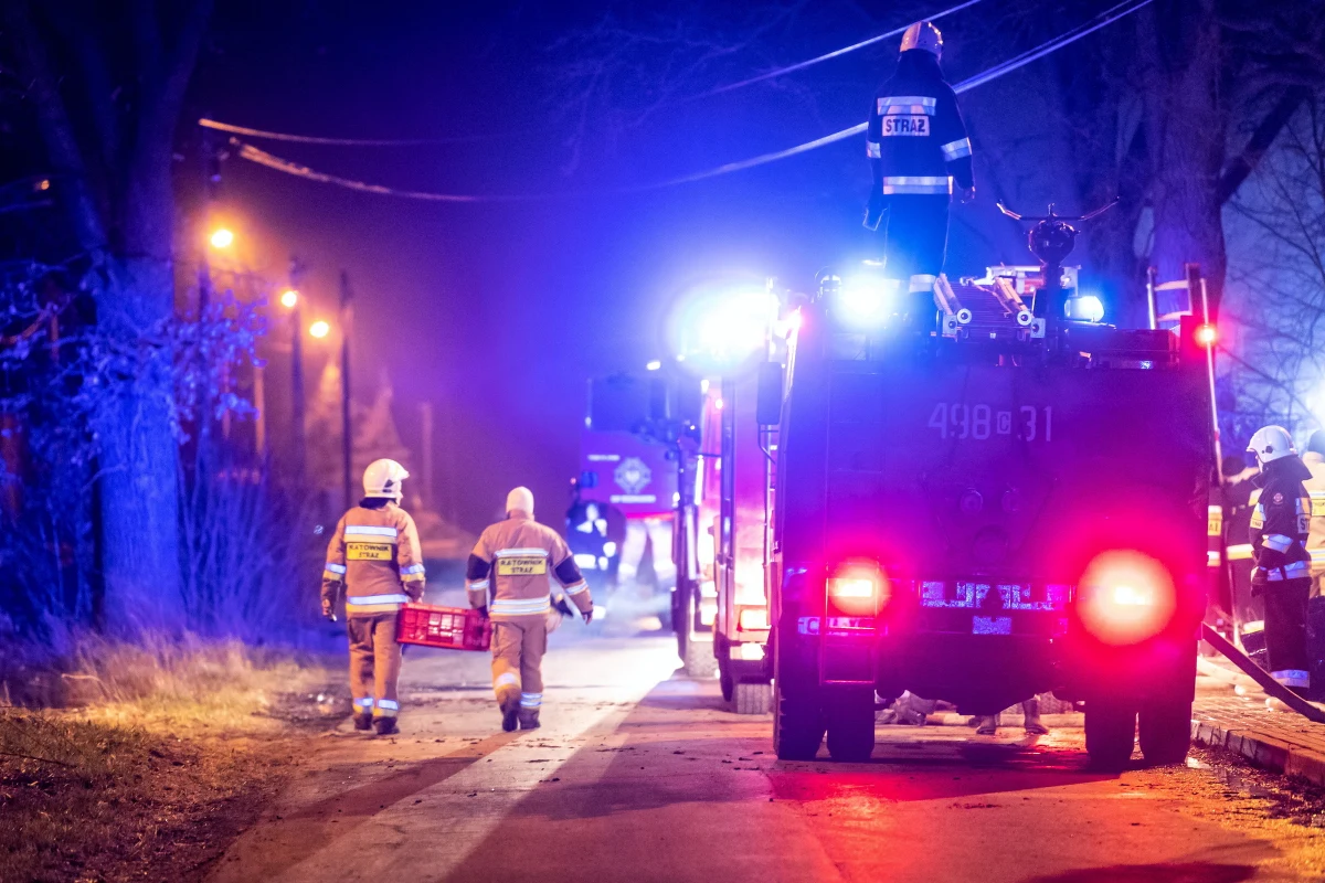 ​Pożar hali produkcyjno-magazynowej w gminie Mrocza (Kujawsko-Pomorskie) został w czwartek ostatecznie ugaszony. Straty - związane ze spalaniem się zniczy, świec i maszyn produkcyjnych oraz budynku - sięgają kilku milionów złotych.