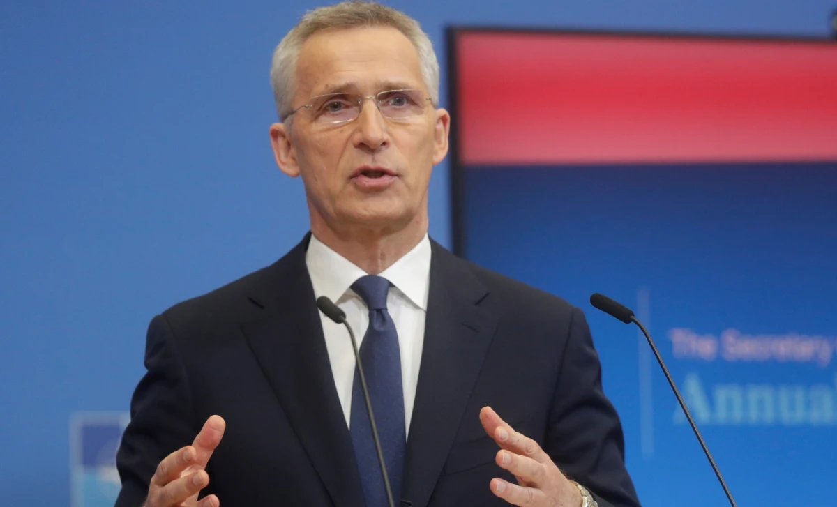 Rosyjskie oddziały nie wycofują się z Ukrainy, lecz przegrupowują. Należy spodziewać się więcej rosyjskich ataków na Ukrainę, które spowodują więcej cierpienia - poinformował na konferencji w Brukseli szef NATO Jens Stoltenberg.