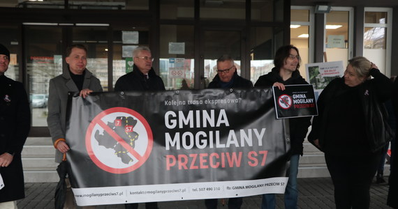 Kilkadziesiąt osób zebrało się dzisiaj przed siedzibą małopolskiego oddziału Generalnej Dyrekcji Dróg Krajowych i Autostrad w Krakowie,  by zaprotestować przeciwko jednemu z planowanych wariantów drogi ekspresowej S7 pomiędzy Krakowem a Myślenicami.  